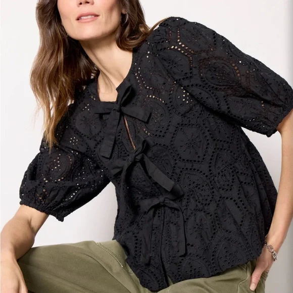 Evereve Elsie Eyelet Tie Front Blouse black sz XS - Picture 2 of 9